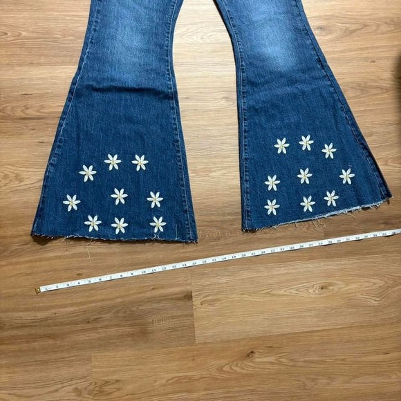 Forever 21 Daisy Embroidered Flare Jeans – Size 30 - Picture 6 of 8